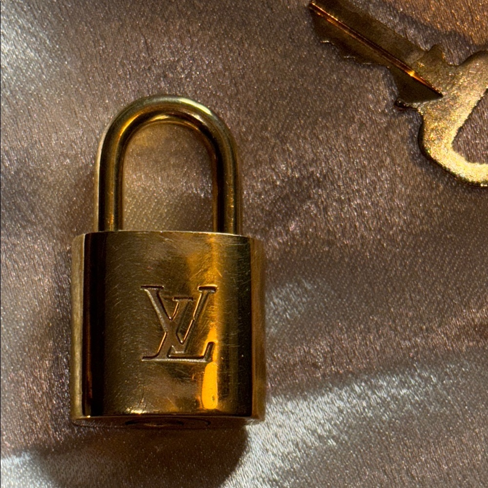 💎AUTHENTIC💎LOUIS VUITTON Gold Padlock and Key Set